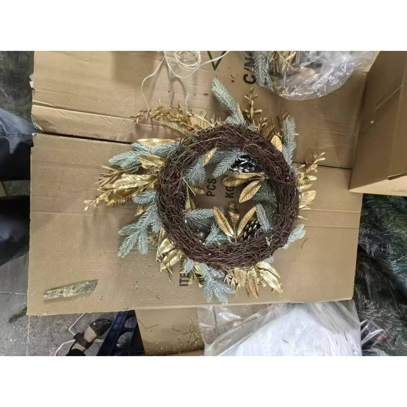 Couronne de Noël avec des lumières chaudes