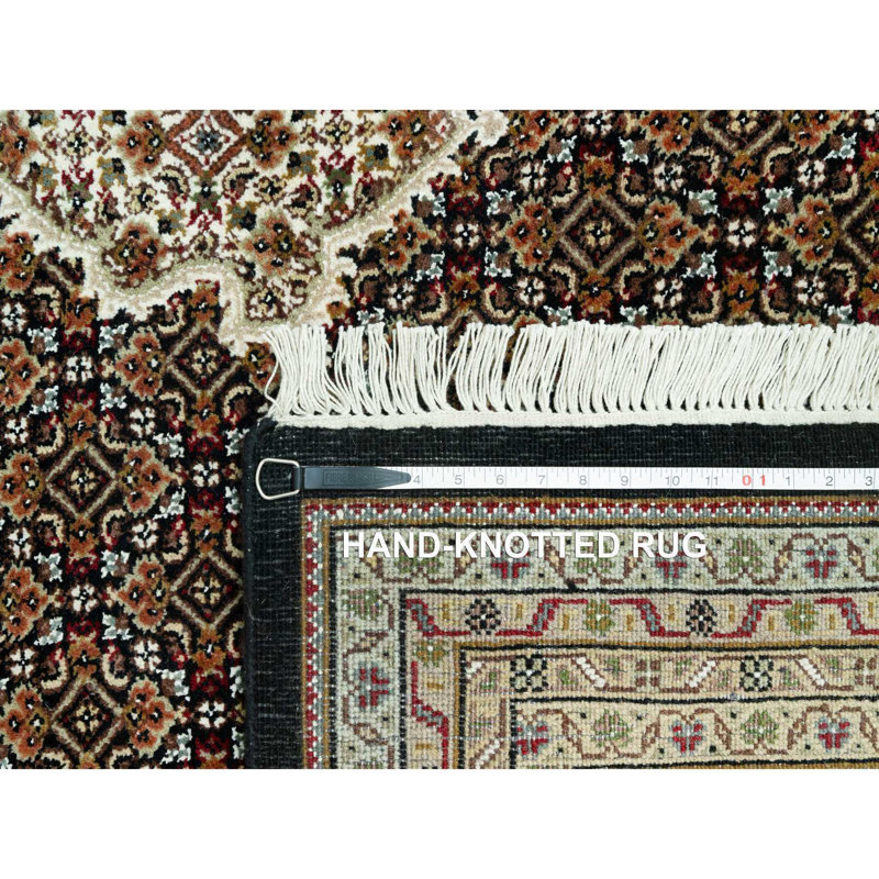 Tapis noir nouvel âge en laine Carvon