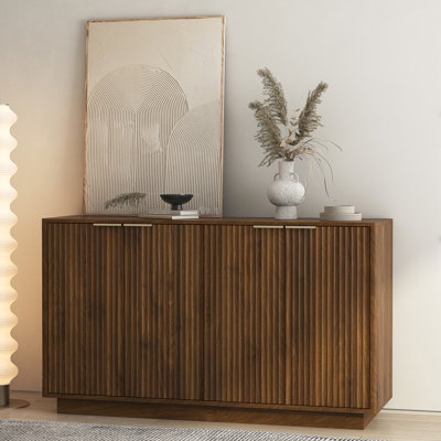 Buffet cannelé avec quatre espaces de rangement, idéal pour ranger des décorations.