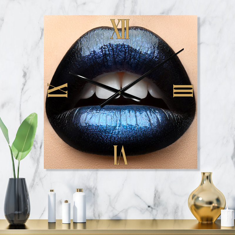 Femme aux lèvres avec rouge à lèvres noir et bleu - Horloge murale moderne, Petit