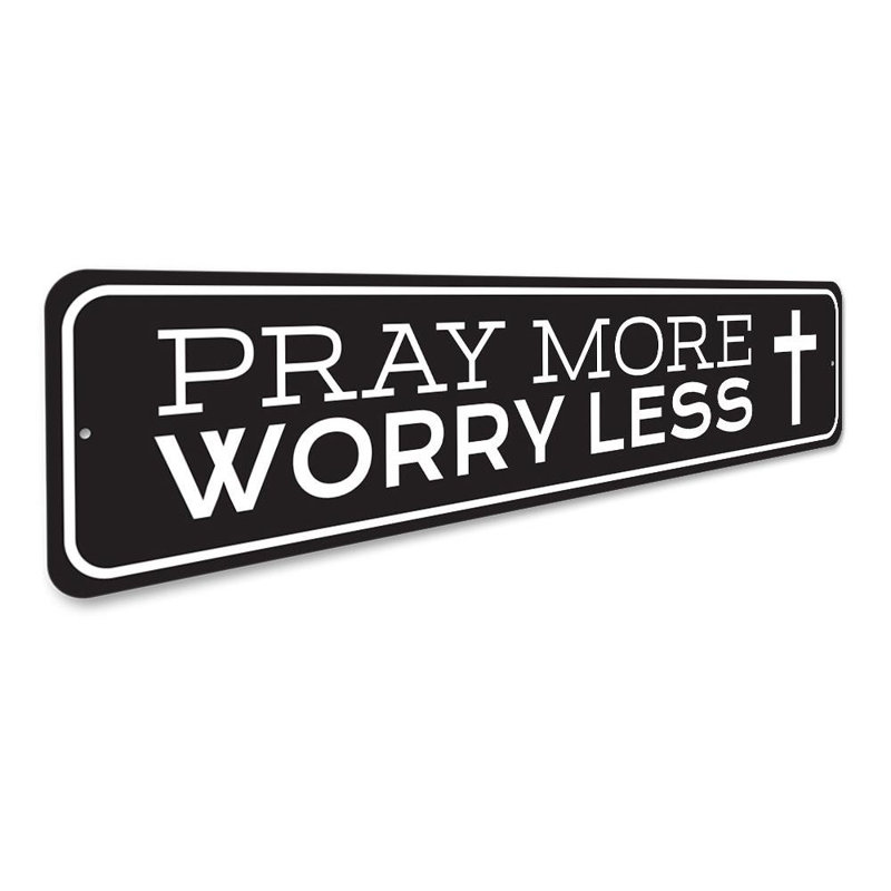 Enseigne Pray More W souc Less, H 4 po x l 18 po x P 0,04 po