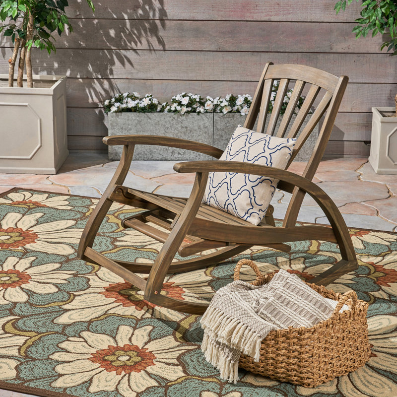 Fauteuil à bascule gris avec cadre en bois et repose-pieds rétractable. Chaise d'extérieur fabriquée avec un repose-pieds extensible.