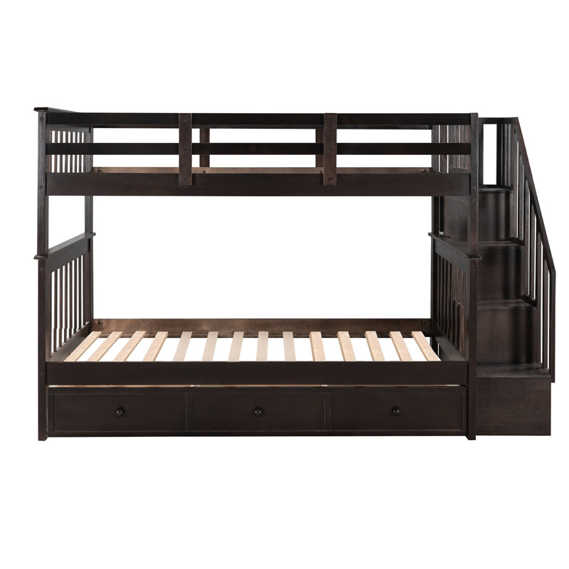Lit superposé Twintwin avec trois tiroirs. Solide et solide. Option de couchage supplémentaire pour la chambre à coucher ou le dortoir. Espaces de rangement sous les escaliers. Polyvalent, il peut s'agir de deux lits séparés. . Sans boîte