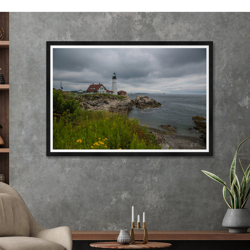 «Rocky Shore and Lighthouse» par Tim Klein - reproduction de photo sur papier encadrée, H 35,5 po x l 54,75 po x P 1,5 po