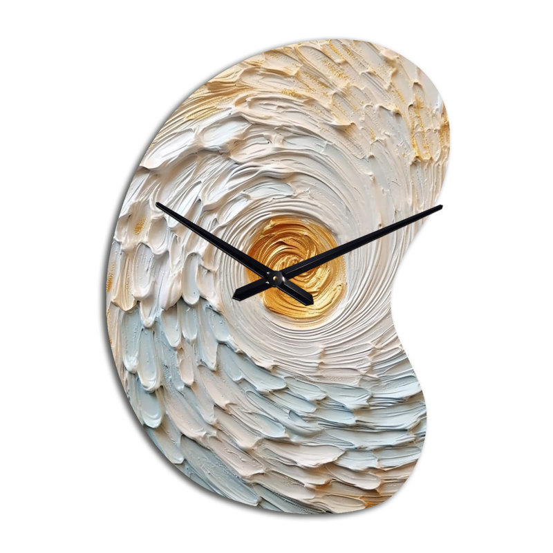 Or et crème tourbillons enchantés III - spirale abstraite, horloge asymétrique en métal, horloge murale moderne de forme irrégulière