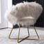 Chaise moderne en fausse fourrure blanche avec coussin - structure de traîneau dorée, protecteur de plancher, aspect élégant, siège rembourré Scratch-Flair et garde-corps en métal