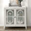 Exquise console avec deux portes en verre, idéale pour mettre en valeur des objets de collection et organiser votre espace avec style.