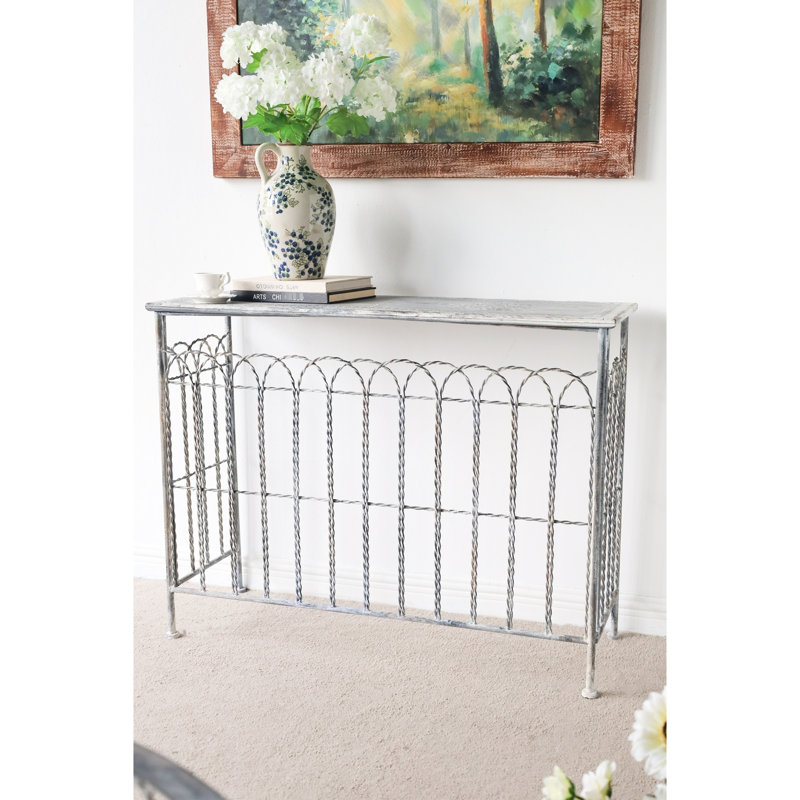 Table d'appoint rustique en fer forgé avec arche et finition argent vieilli, offrant de l'espace pour la décoration et les articles essentiels. Dimensions : 102 x 35 x 78 cm. Charme rétro, idéal pour les espaces étroits.