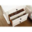 Table de chevet de chambre à coucher blanche, tiroir caché pour plus de rangement, 2 tiroirs, glissières à roulement, bronze antique, table d'appoint décontractée à structure en bois au fini blanc, compartiment, plateau doublé de feutre, matériau foncé