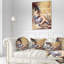 Portrait d'une jeune fille assise sur un coussin de sol-89810742-29883170