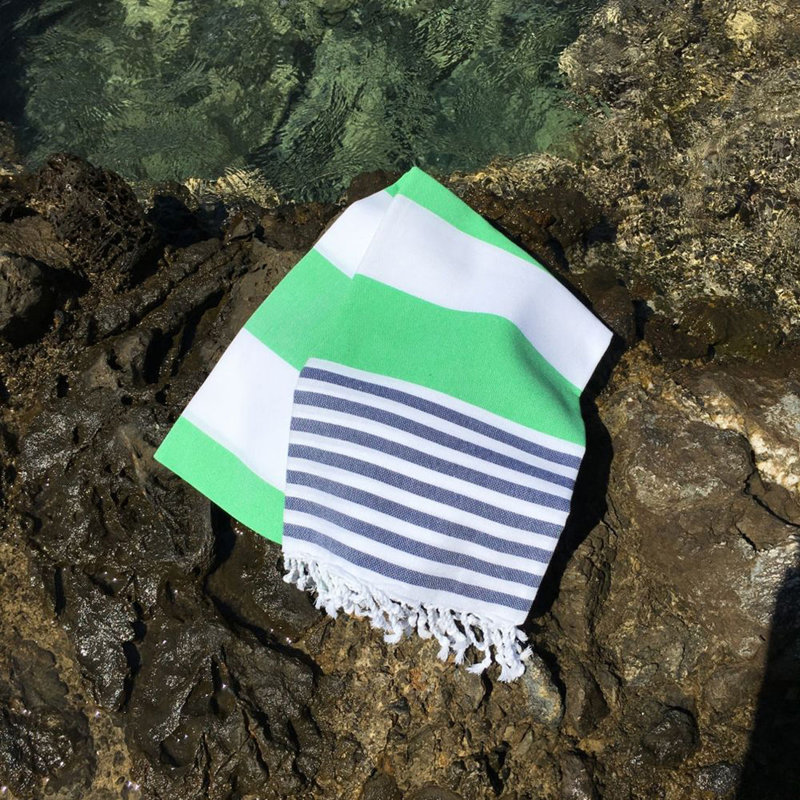 Serviette de plage Premium Fouta, 39,4 po x 70,9 po | 100% coton, haute capacité d'absorption, doux et léger à 5,5 oz / pied carré | Lavable à la machine, élégant design bleu foncé, vert et blanc | Parfait pour la plage, la piscine et le spa