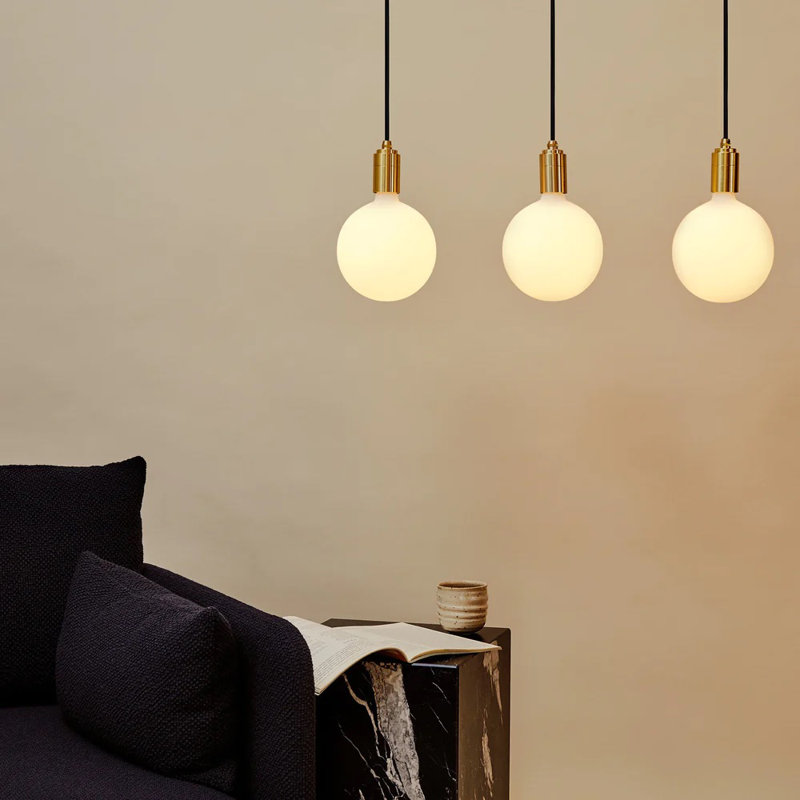 Luminaire suspendu linéaire triple avec laiton