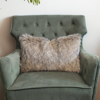 Grand choix de coussins décoratifs en fausse fourrure Thomas Collection® Desert Wolf