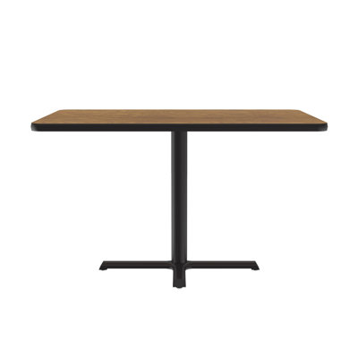 Table bistro Correll de 30 x 42 po, plateau rectangulaire, plateau en chêne thermolaqué fusionné moyen, base en fonte noire, patins de nivellement