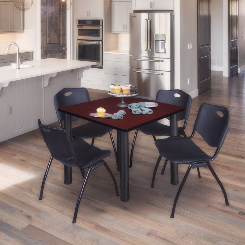 Plateau de table Kee Square, 4 chaises empilables, H 42 po x l 29 po x P 29 po, Acajou, Noir