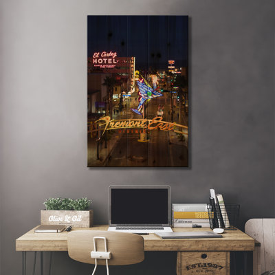 Enseignes néon de casino éclairées au crépuscule, El Cortez, Fremont Street, The Strip, Las Vegas, Nevada, États-Unis par Panoramic Images - sans cadre, impression sur bois
