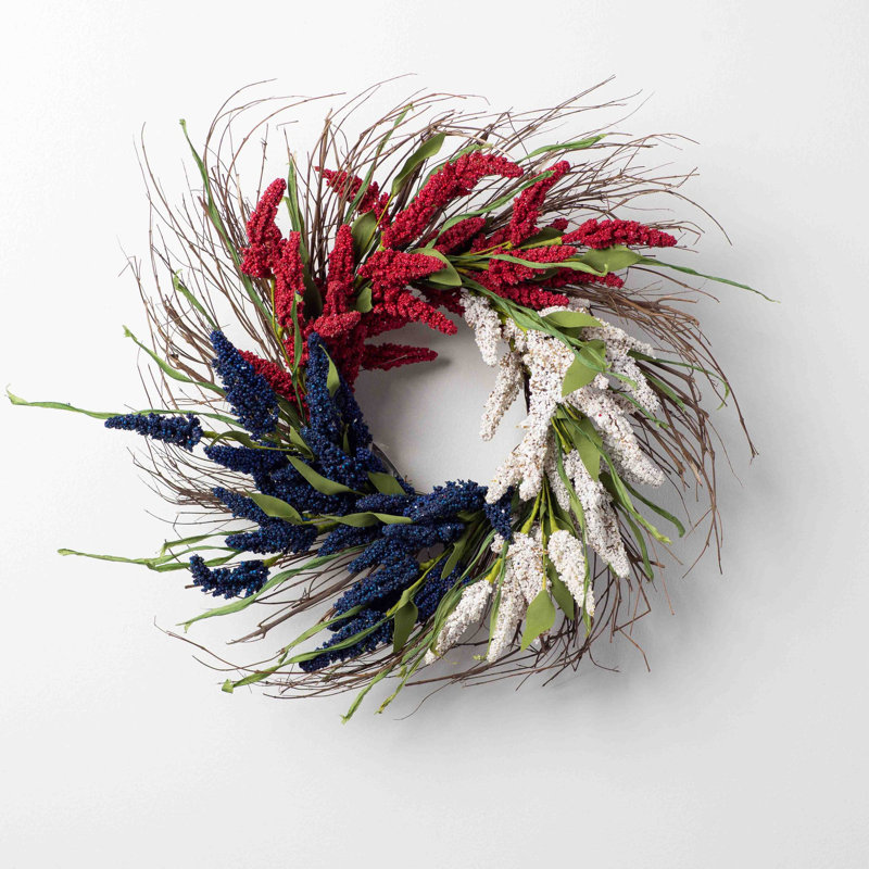 Couronne de porte d'été en simili rouge, blanc et bleu sur une base de couronne naturelle Wispy