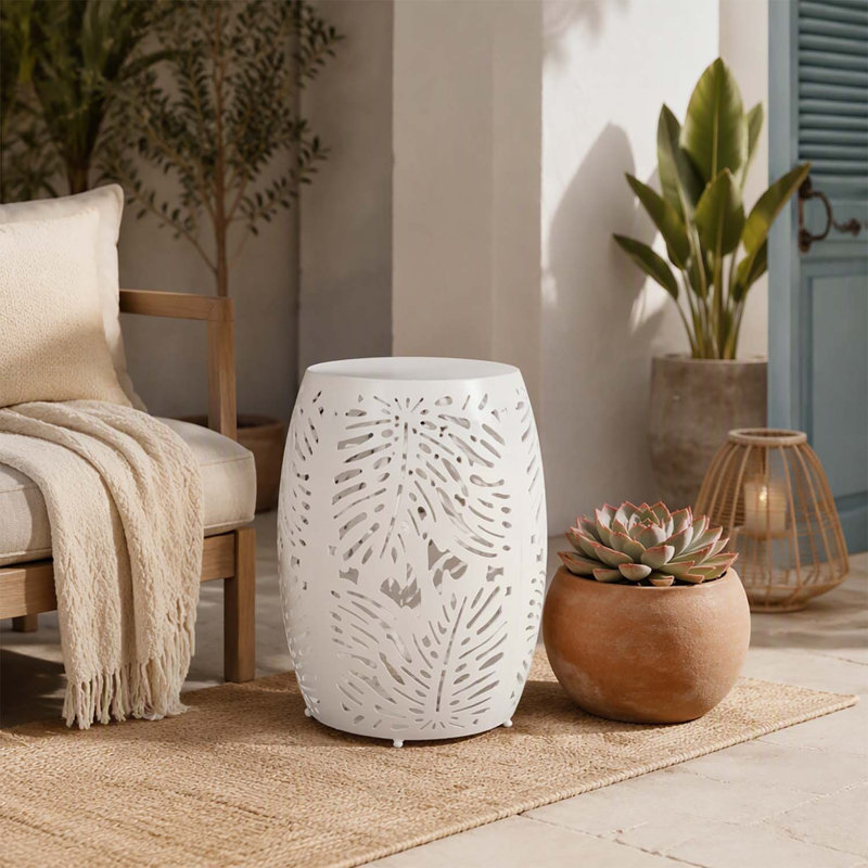 Table d'appoint moderne en métal avec un design élégant en fer découpé et un cadre durable à revêtement en poudre, parfaite pour les espaces minimalistes chics.
