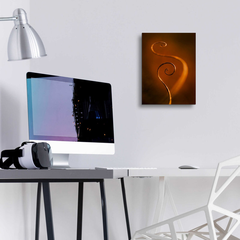 «Tendrils Red» par Thomas Haney, H 16 po x l 12 po x P 0,13 po