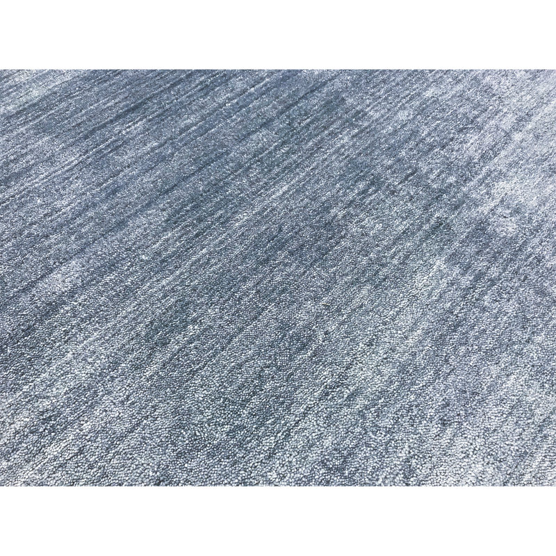 Tapis gris foncé noué à la main de haute qualité