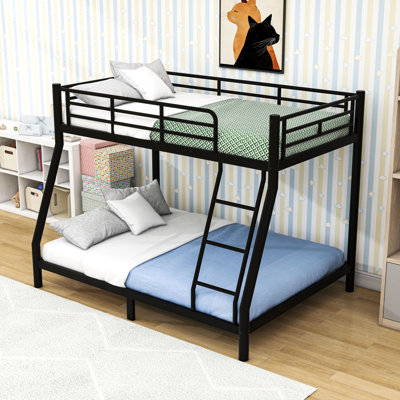 Lit simple superposé au dessus d'un lit double avec garde-corps