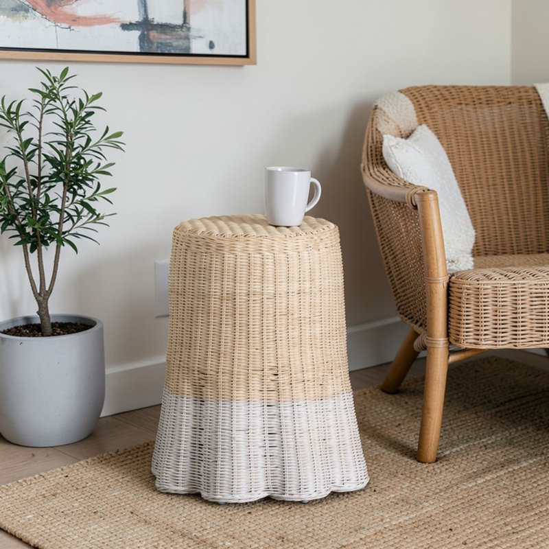 Table de bout en rotin transparent tissé à la main en osier avec base festonnée