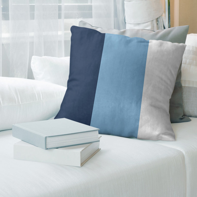 Oreiller suède de caroline du nord, 18 po x 18 po, Bleu marine / bleu bébé / blanc