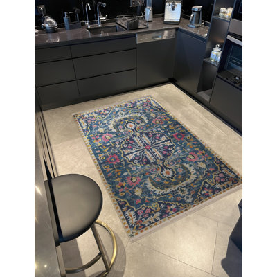 Tapis décoratif bleu marine à motif floral