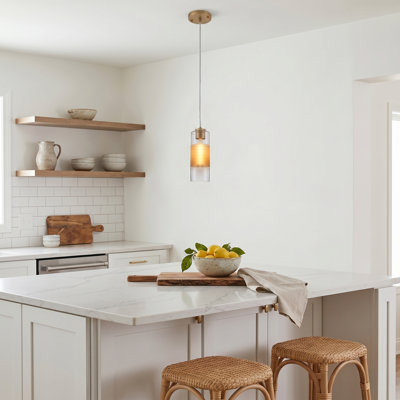 Suspension cylindrique moderne en laiton à une lumière, hauteur réglable, avec abat-jour en verre clair et dépoli.
