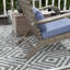 Chaise de jardin et design classique - mobilier gris avec chaise d'extérieur. Conception confortable, grand siège, toutes saisons, pour terrasse, porche, cour avant, jardin