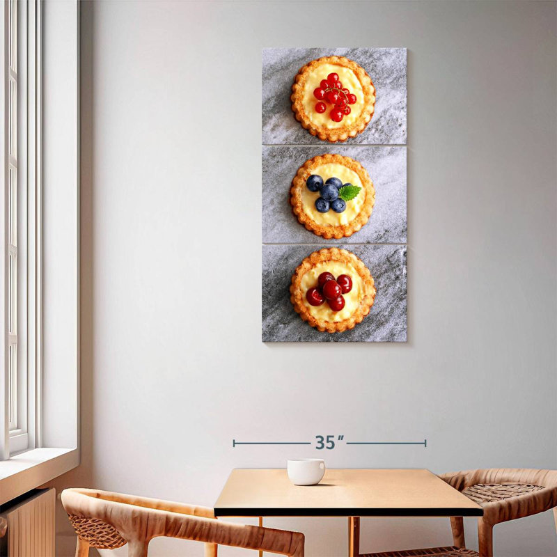 Tartelettes aux baies, H 62 po x l 30 po