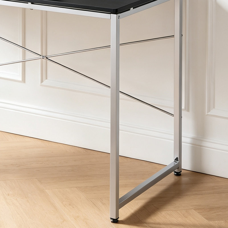 Coiffeuse minimaliste moderne de 119 cm (47 po) avec structure en métal chromé – Grand plateau noir mat, design ouvert sans tiroirs, idéal pour la chambre à coucher ou comme bureau d'ordinateur à domicile.