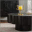 Table basse festonnée noire: forme unique à bord ondulé, pièce centrale élégante pour les espaces élégants-579160188