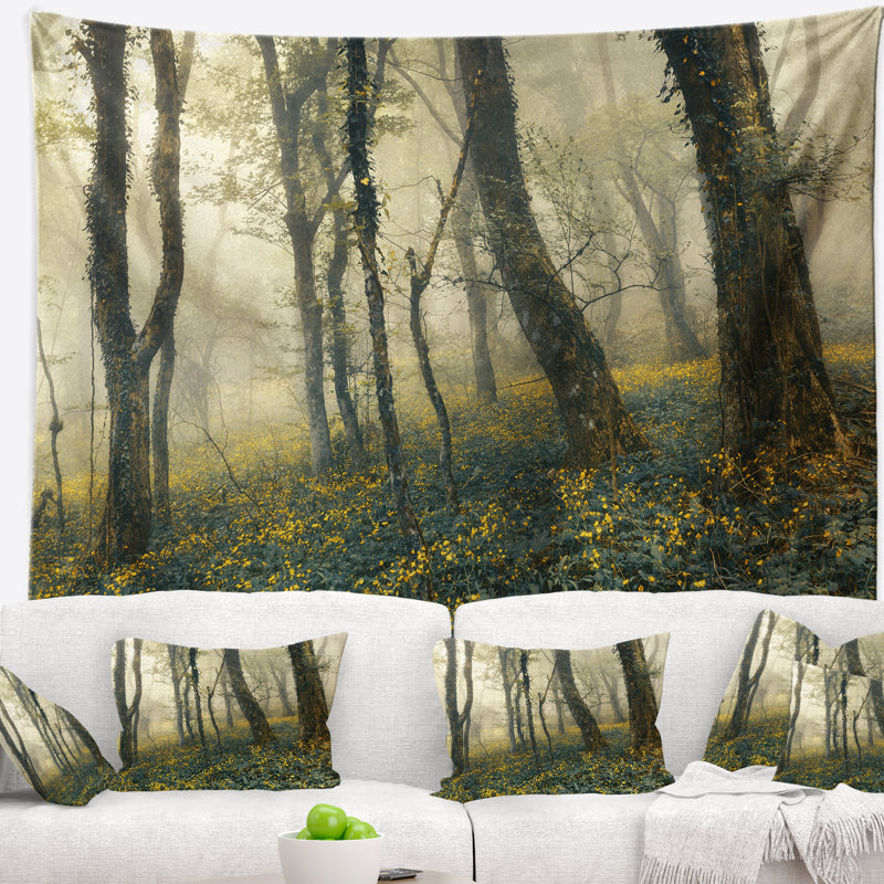 Forêt mystérieuse dans la tapisserie de brouillard Landscape, H 78 po x l 92 po