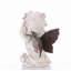 Statue de fée avec mains sur un visage de bébé