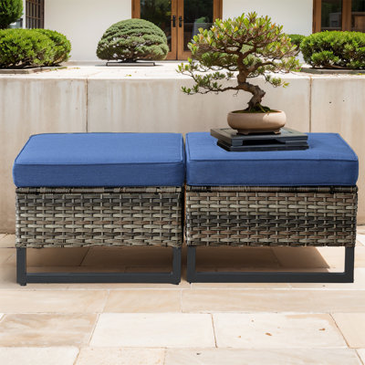 Repose-pieds de patio extérieur en osier avec coussin Ingvald (ensemble de 2)