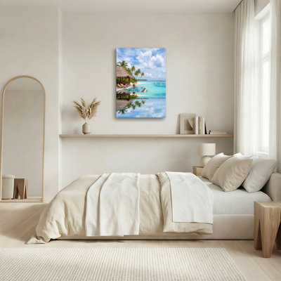 Toile de chaume avec toile de palmiers et eau turquoise