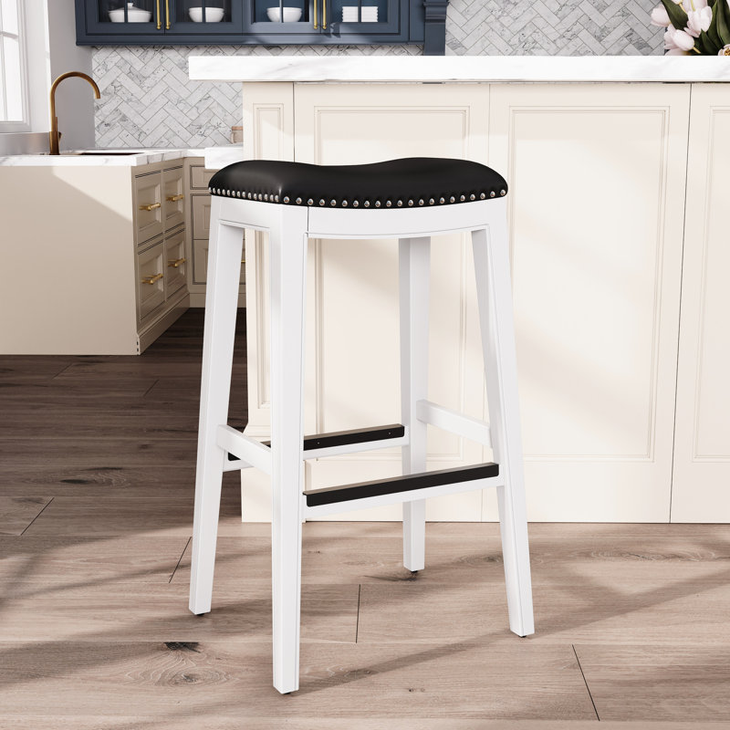 Tabouret de bar 30 po en blanc, coussin de siège en cuir noir, structure en bois franc pour la cuisine et coussin d’utilisation