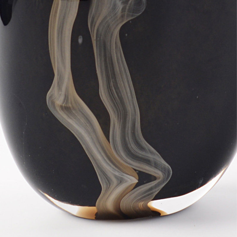 Vase en verre soufflé artisanal à motif tourbillon noir, H 10,63 po x l 7,68 po x P 4,33 po