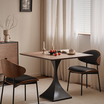 La petite table de conférence carrée de 27,56 po peut être utilisée par deux personnes.