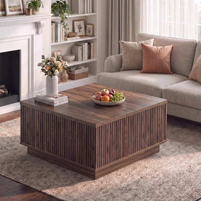 Table basse carrée relevable de 80 cm de large avec rangement et piètement en bloc, table centrale moderne en bois cannelé pour salon