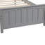 Lit plateforme simple en bois gris pour une chambre charmante