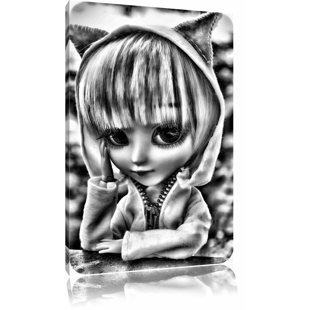 Leinwandbild Kleine Pullip-Puppe mit Kätzchen-Jacke in Monochrom