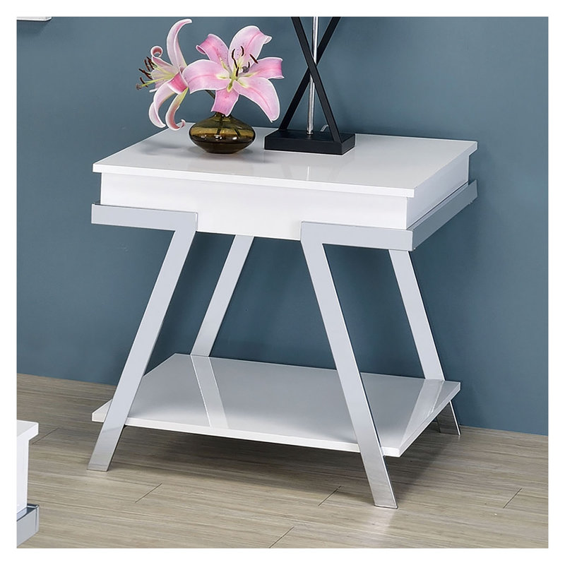 Table de bout contemporaine blanche ultrabrillante avec structure en acier chromé et tablette de rangement ouverte