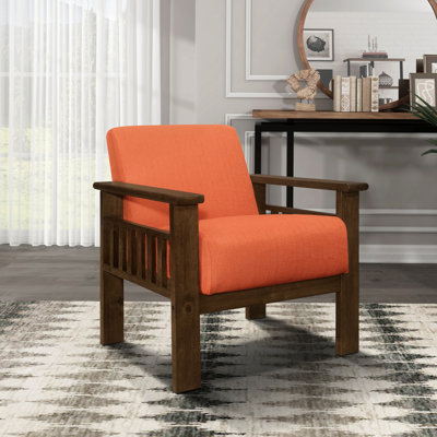 Chaise d'appoint Home dans un cadre en bois massif orange avec une finition noyer et un tissu texturé recouvrant l'espace de vie moderne