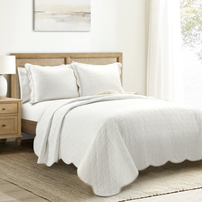 Full/Queen White Cotton Reversible Scallop Edge Quilt Set