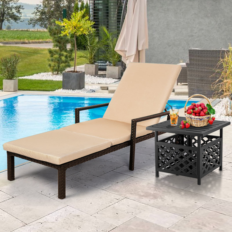 Chaise longue inclinable de 68,1 po avec coussins et table Preethi, Beige