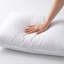 Oreiller luxueux haut de gamme en duvet d'oie avec housse en coton-788020837-797235921