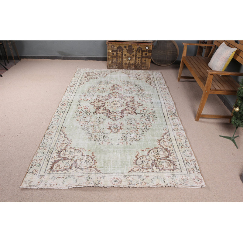 Explorez la beauté de ce grand tapis turc vert parfait pour votre salon ou votre salon