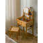 Ensemble de coiffeuse en bambou naturel avec miroir rond, tablettes ouvertes et tabouret assorti